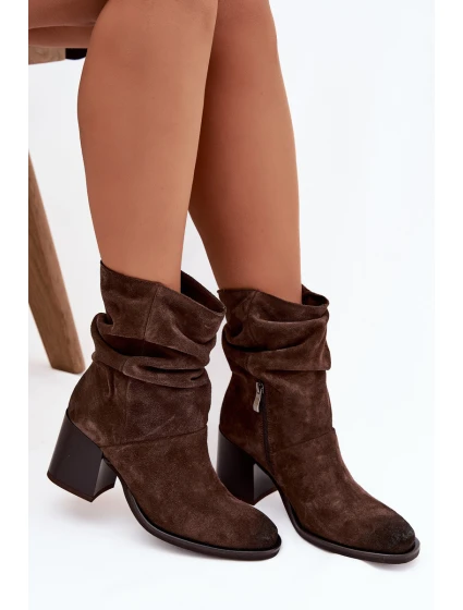 Kožené semišové kotníkové boty s nařasením na podpatku – čokoládové Zazoo Kožené semišové kotníkové boty s nařasením na podpatku – čokoládové Zazoo