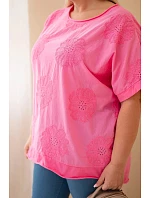 Dámská bavlněná halenka Plus size s model 22212494 květy růžová - K-Fashion Dámská bavlněná halenka Plus size s model 22212494 květy růžová - K-Fashion