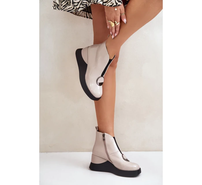 Lakované Kotníkové Boty Na Klínku Zateplené D&A Béžové Lakované Kotníkové Boty Na Klínku Zateplené D&A Béžové