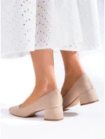 Zajímavé hnědé dámské lodičky na širokém podpatku Zajímavé hnědé dámské lodičky na širokém podpatku