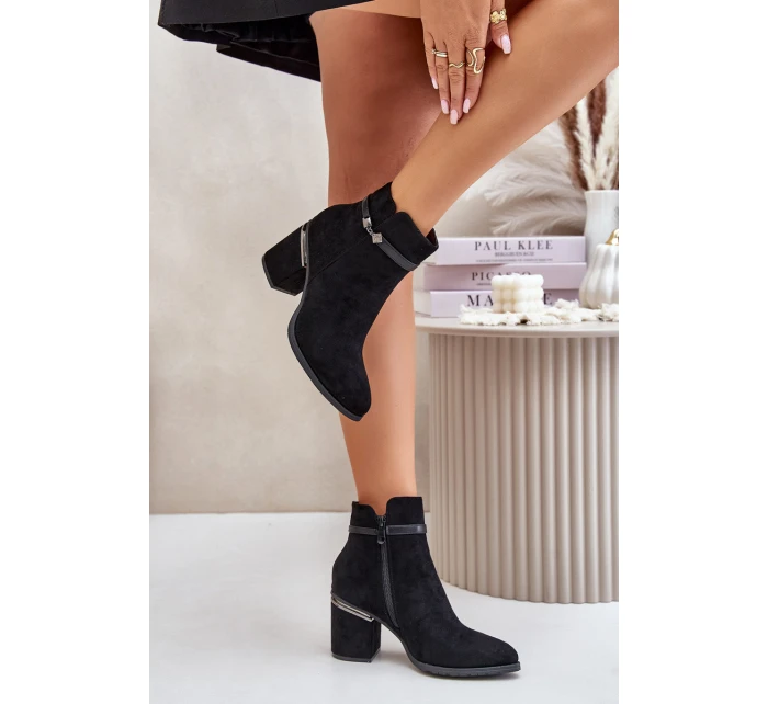 Zateplené dámské boty na podpatku s ozdobným páskem černé model 21675634 - VINCEZA