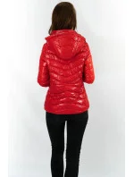Krátká červená prošívaná dámská bunda s kapucí (CAN-333) Krátká červená prošívaná dámská bunda s kapucí (CAN-333)