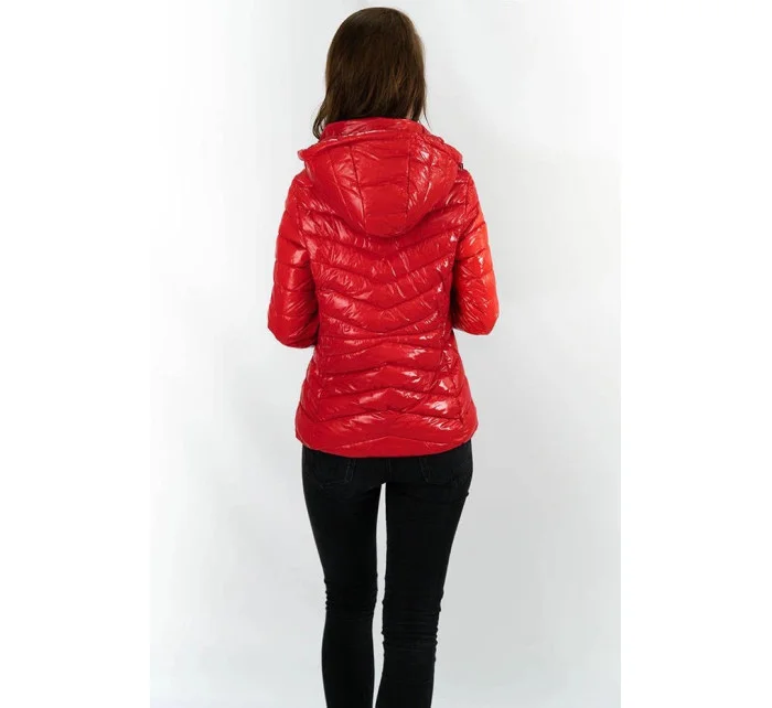 Krátká červená prošívaná dámská bunda s kapucí (CAN-333) Krátká červená prošívaná dámská bunda s kapucí (CAN-333)