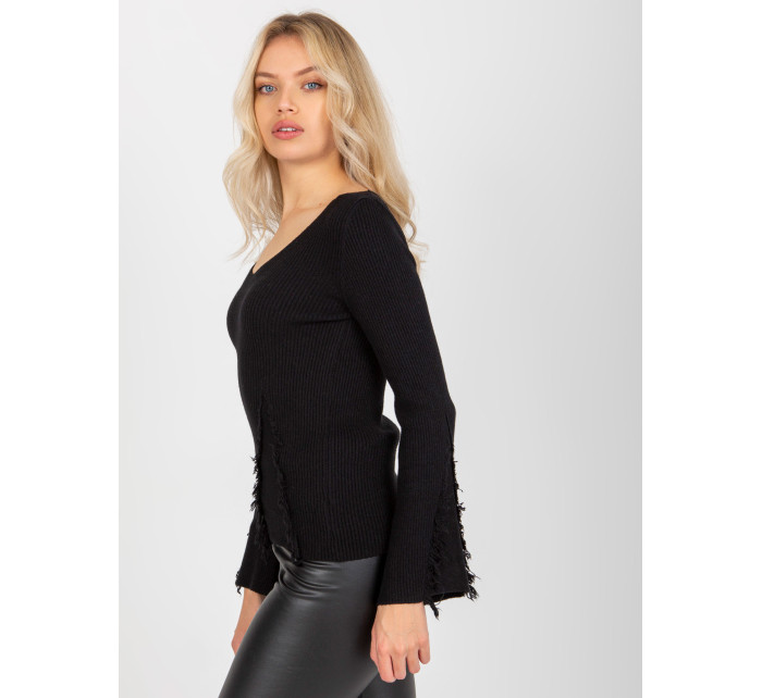 Klasický černý svetr s žebrovaným výstřihem
