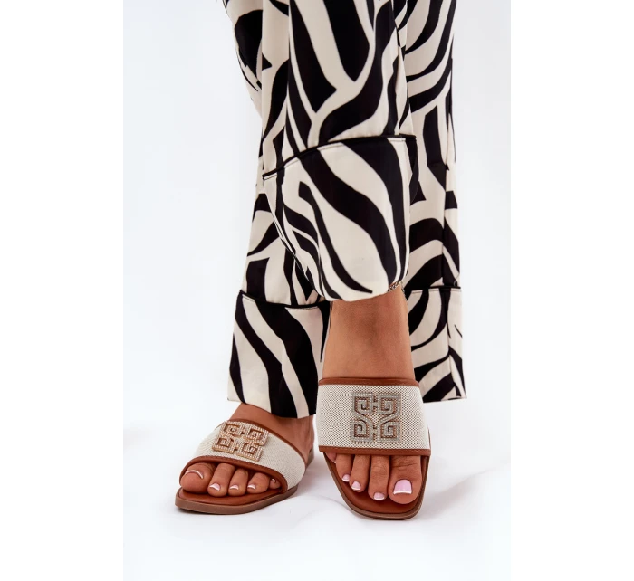 Elegantní Dámské Pantofle S Dekorací Na Plochém Podpatku Camel model 21685553 - Boto Elegantní Dámské Pantofle S Dekorací Na Plochém Podpatku Camel model 21685553 - Boto