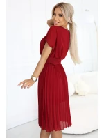 MIA Plisované šifonové midi šaty se širokým páskem model 21108244 - numoco basic MIA Plisované šifonové midi šaty se širokým páskem model 21108244 - numoco basic