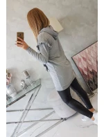 Šaty s ozdobnými volánky a kapucí šedé barvy Šaty s ozdobnými volánky a kapucí šedé barvy