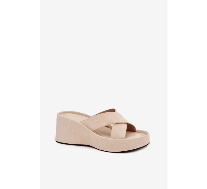 Dámské pantofle na platformě z eko semiše béžové model 21919335 - Boto Dámské pantofle na platformě z eko semiše béžové model 21919335 - Boto