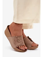 Kožené semišové dámské pantofle na platformě s ozdobným květinovým vzorem model 22125922 Cappuccino - Zazoo