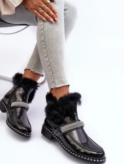 Nízké lakované kotníkové boty s kožíškem a S zdobením.Barski černá