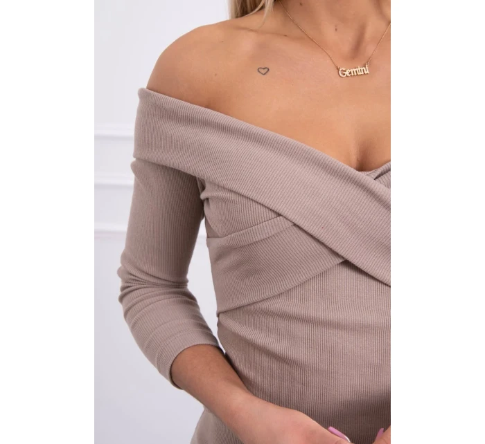 Přiléhavé šaty s výstřihem do V tmavě béžové barvy Přiléhavé šaty s výstřihem do V tmavě béžové barvy