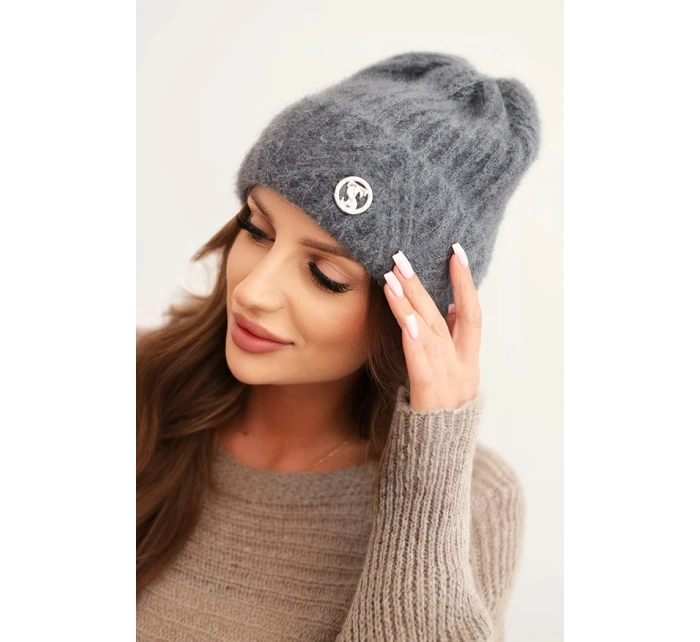 Dámská zimní čepice z pleteniny a s knoflíkem tmavě šedá model 21441826 - K-Fashion Dámská zimní čepice z pleteniny a s knoflíkem tmavě šedá model 21441826 - K-Fashion