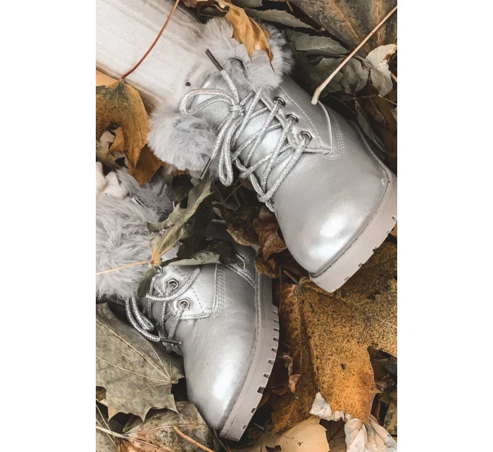 Stříbrné izolované dětské boty Trapery Fobos