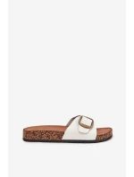 Dámské pantofle na korkové platformě s přezkou – bílé