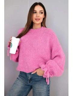 Dámský svetr s přídavkem mohéru s hrubým pletením a ozdobnými rukávy růžový