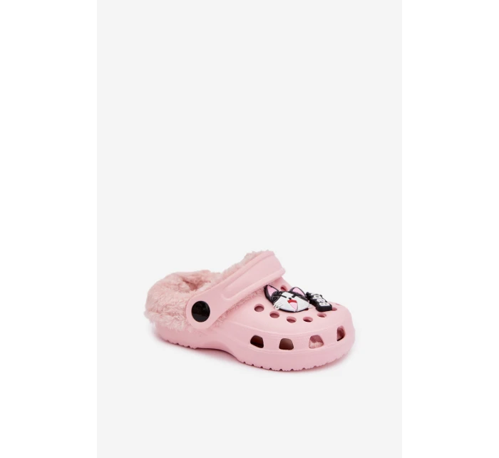Dětské pěnové pantofle zateplené kožíškem s ozdobnými připínkami – růžové