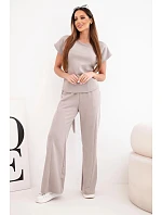 Dámský komplet z maslového materiálu s halenkou s krátkým rukávem a kalhotami se širokou nohavicí fango