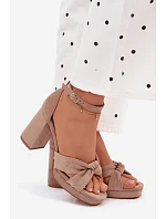 Dámské sandály na podpatku z imitace semiše tmavě béžové model 22107156 - Boto