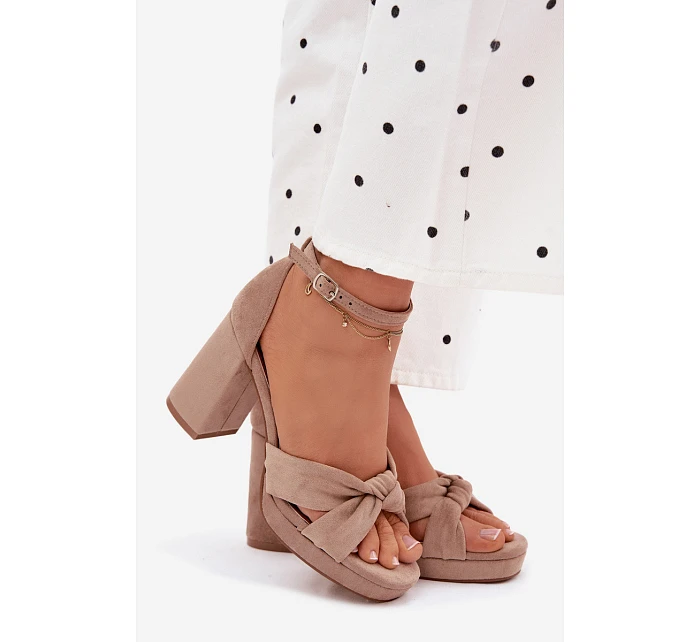 Dámské sandály na podpatku z imitace semiše tmavě béžové model 22107156 - Boto