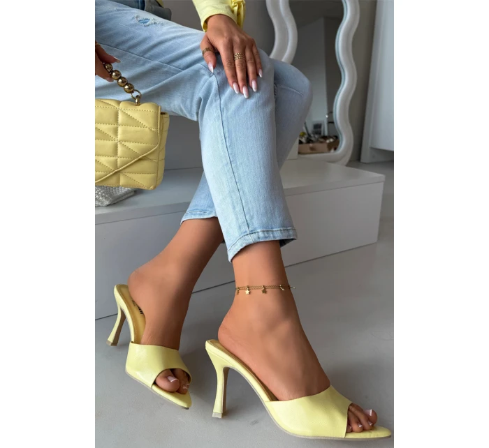 Lakované dámské nazouváky na podpatku Žluté Lirissa Lakované dámské nazouváky na podpatku Žluté Lirissa
