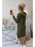 Šaty s kapucí a khaki potiskem Šaty s kapucí a khaki potiskem