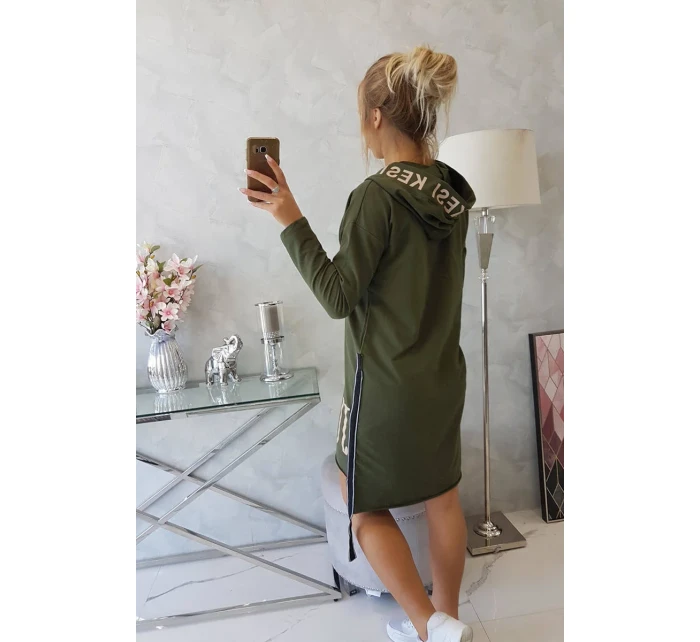 Šaty s kapucí a khaki potiskem Šaty s kapucí a khaki potiskem