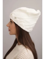 Dámská zimní čepice z vlny s ozdobnými zirkony a pleteným vzorem model 21878081 bílá - K-Fashion Dámská zimní čepice z vlny s ozdobnými zirkony a pleteným vzorem model 21878081 bílá - K-Fashion