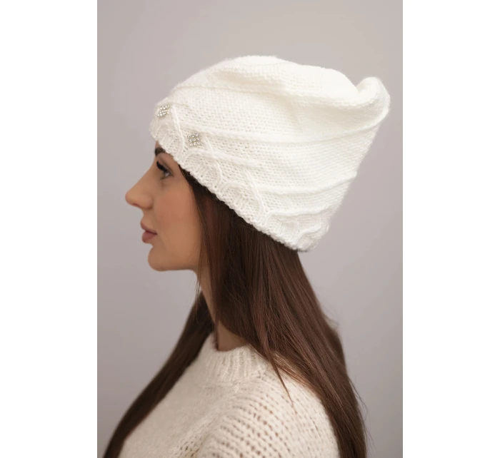 Dámská zimní čepice z vlny s ozdobnými zirkony a pleteným vzorem model 21878081 bílá - K-Fashion Dámská zimní čepice z vlny s ozdobnými zirkony a pleteným vzorem model 21878081 bílá - K-Fashion