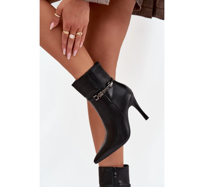 Dámské kotníkové boty na podpatku s páskem a vyhřívané černé model 21710807 - Boto Dámské kotníkové boty na podpatku s páskem a vyhřívané černé model 21710807 - Boto