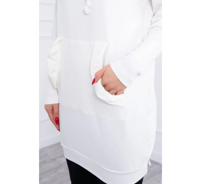 Šaty s ozdobnými volánky a kapucí ecru