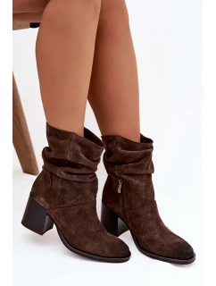 Kožené semišové kotníkové boty s nařasením na podpatku – čokoládové Zazoo