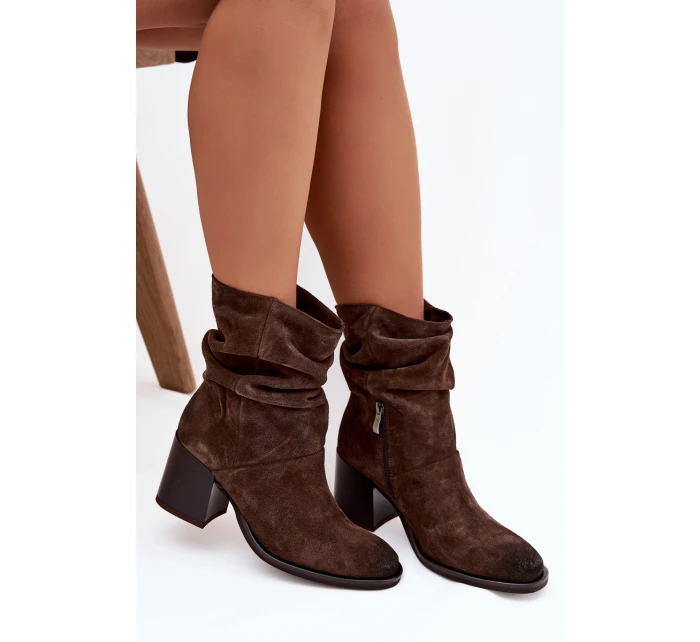 Kožené semišové kotníkové boty s nařasením na podpatku – čokoládové Zazoo Kožené semišové kotníkové boty s nařasením na podpatku – čokoládové Zazoo