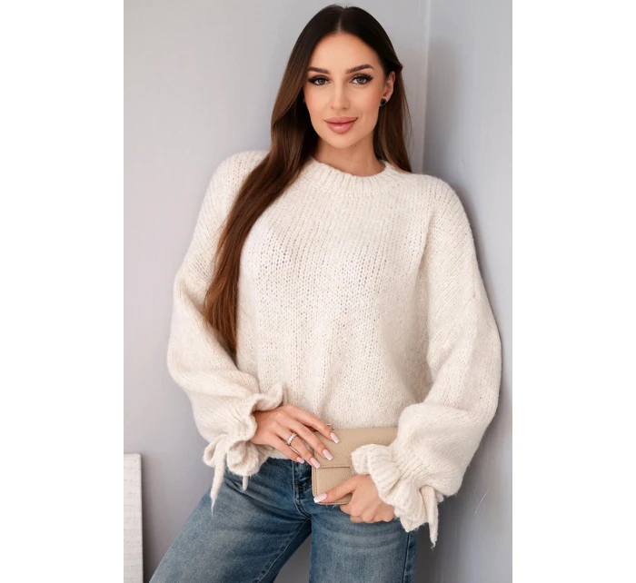 Dámský svetr s přídavkem mohéru s hrubým pletením a ozdobnými rukávy béžový