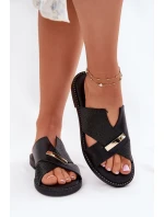 Dámské Pantofle Na Plochém Podpatku S Ozdobným Detalem model 21697192 Černé - VINCEZA Dámské Pantofle Na Plochém Podpatku S Ozdobným Detalem model 21697192 Černé - VINCEZA