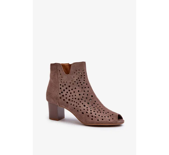 Dámské prolamované eko semišové boty na vysokém podpatku s otevřenou špičkou Hnědá Halania Dámské prolamované eko semišové boty na vysokém podpatku s otevřenou špičkou Hnědá Halania