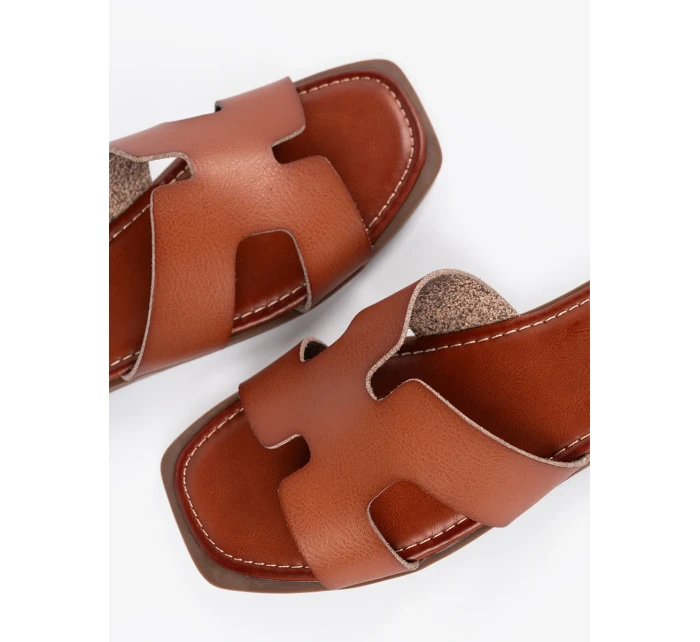 Originální dámské nazouváky hnědé na plochém podpatku Originální dámské nazouváky hnědé na plochém podpatku