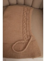 Dámská čepice s kapucí, zavazováním a copánkovým vzorem camelová Dámská čepice s kapucí, zavazováním a copánkovým vzorem camelová