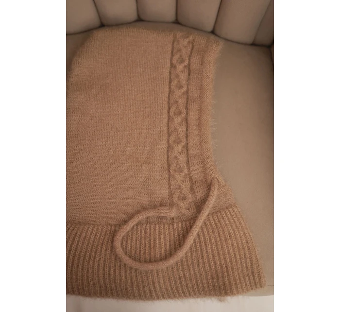 Dámská čepice s kapucí, zavazováním a copánkovým vzorem camelová Dámská čepice s kapucí, zavazováním a copánkovým vzorem camelová