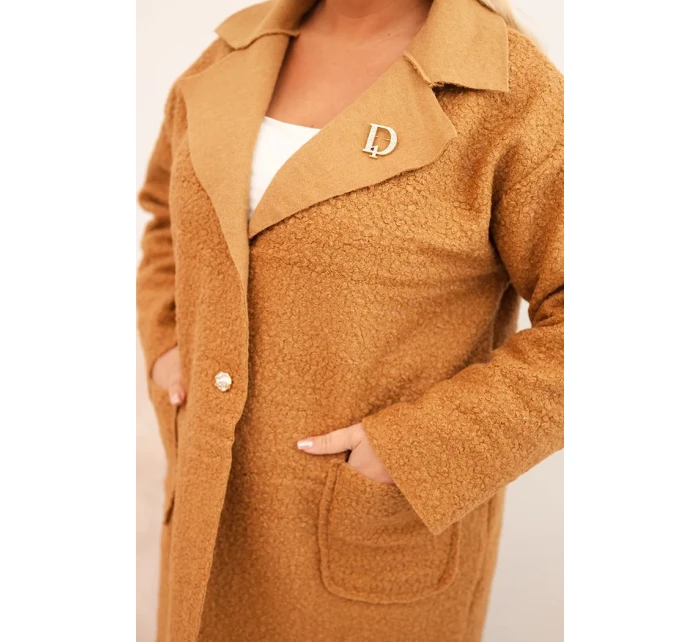 Dámský kabát Plus Size model 21439152 s vlnou a kapsami camelový - K-Fashion Dámský kabát Plus Size model 21439152 s vlnou a kapsami camelový - K-Fashion