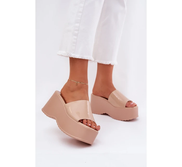 Dámské Pantofle Na Platformě A Klínu Béžové model 21687188 - Boto Dámské Pantofle Na Platformě A Klínu Béžové model 21687188 - Boto