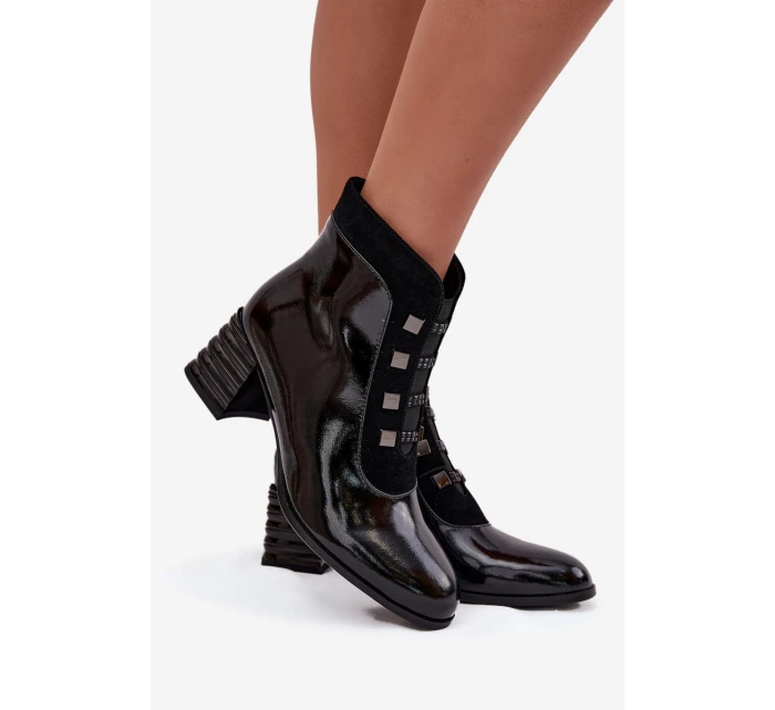 Kožené lakované dámské boty na podpatku model 21713905 Černé - D&A Kožené lakované dámské boty na podpatku model 21713905 Černé - D&A