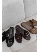 Dámské pantofle na ploché se zlatým sponou Czarne model 21943465 - Boto