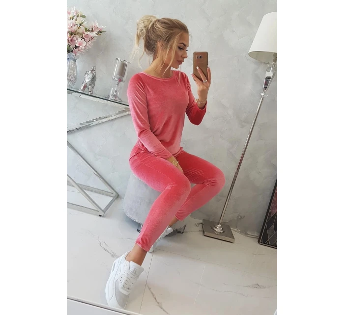 Velurová souprava s řasením na zadní straně malinová Velurová souprava s řasením na zadní straně malinová