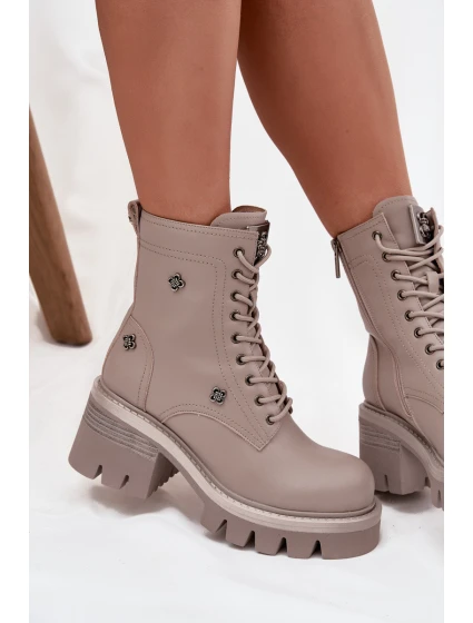 Dámské kožené workery na podpatku s ozdobnými připínáčky Artiker – béžové Dámské kožené workery na podpatku s ozdobnými připínáčky Artiker – béžové