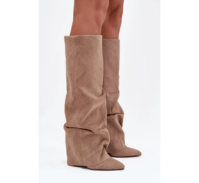 Dámské zateplené kozačky s vyhrnutou špičkou na sloupkovém podpatku Elivira – béžové