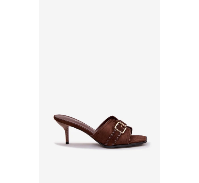 Dámské sandály na podpatku s páskem a zlatým přezkou Čokoládové model 22038448 - Boto