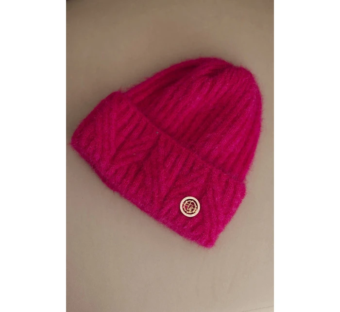 Dámská zimní čepice z huňaté pleteniny a s model 21441812 knoflíkem fuchsie - K-Fashion