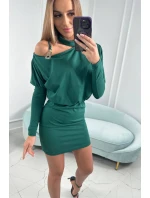 Šaty se zdobením na ramenou tmavě zelené