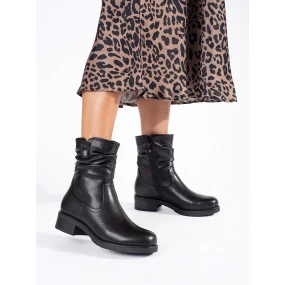 Pohodlné dámské černé  kotníčkové boty na širokém podpatku
