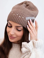 Dámská zimní vlněná čepice s ozdobným páskem z kubických zirkonů K402 mocca